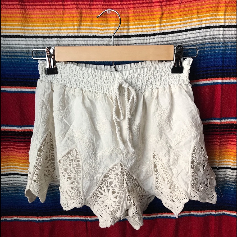 Laced detailed bohemian shorts
